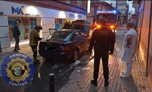 Se incendia un vehículo que circulaba por la calle Cristóbal Amorós de Villena