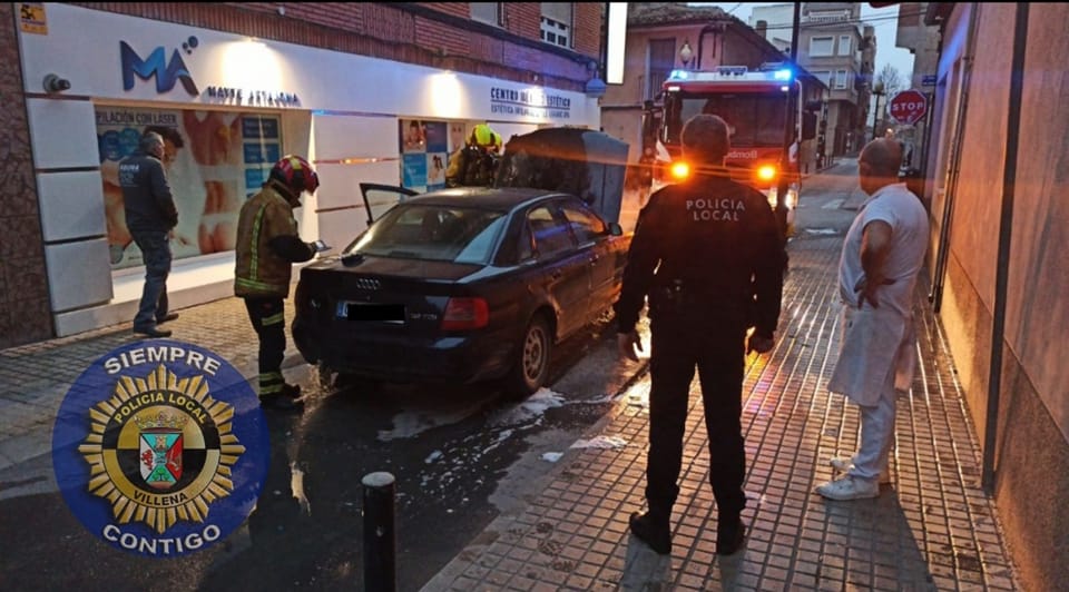 Se incendia un vehículo que circulaba por la calle Cristóbal Amorós de Villena