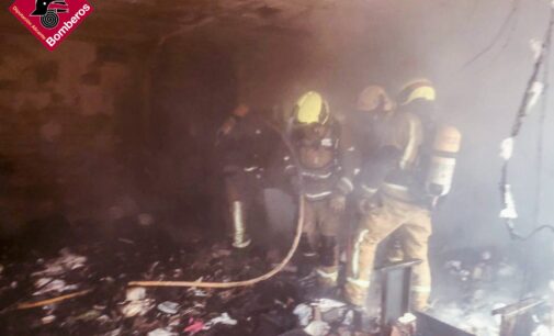 Los bomberos emplean dos horas en sofocar el fuego en una vivienda en Biar