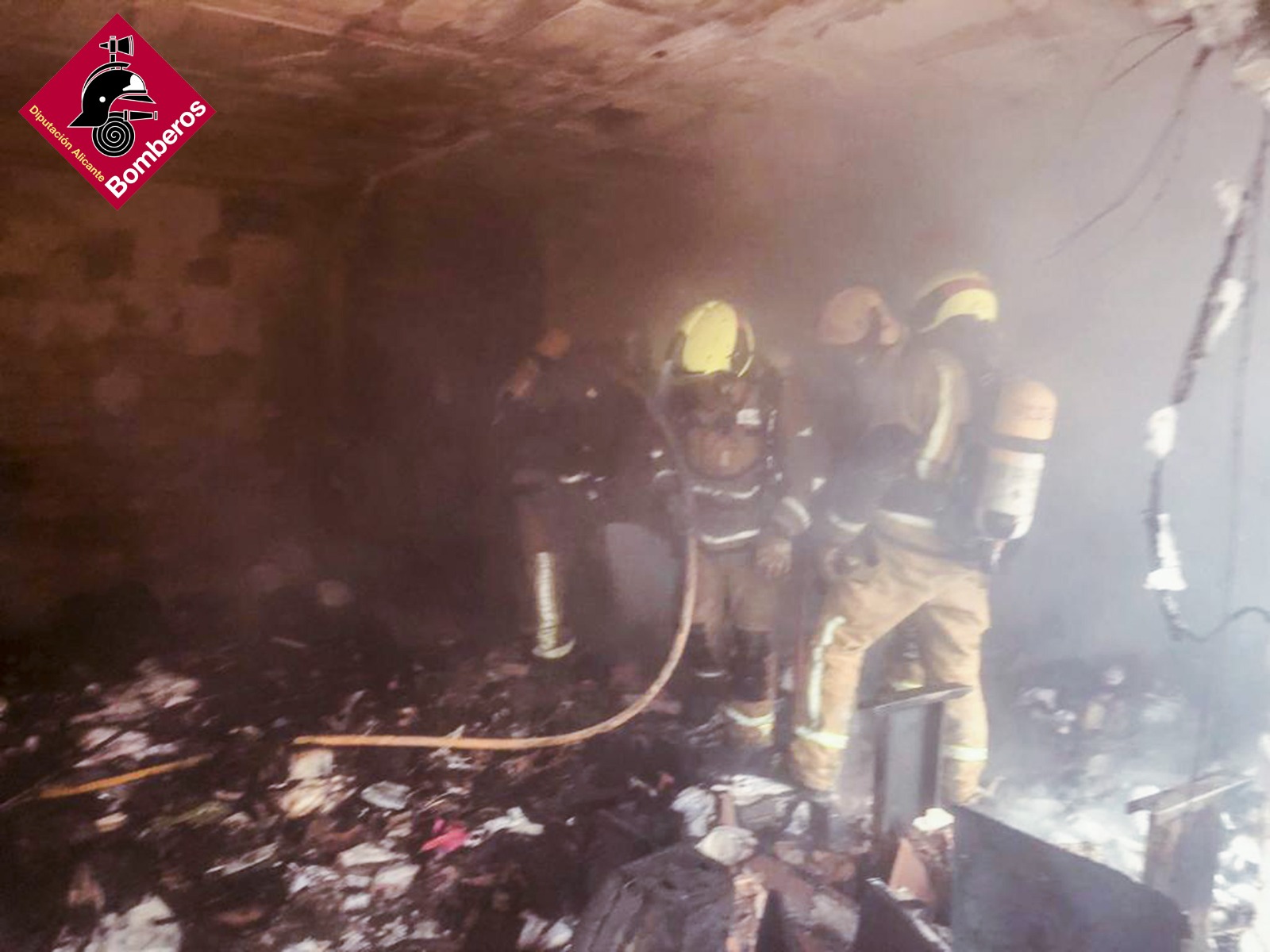 Los bomberos emplean dos horas en sofocar el fuego en una vivienda en Biar
