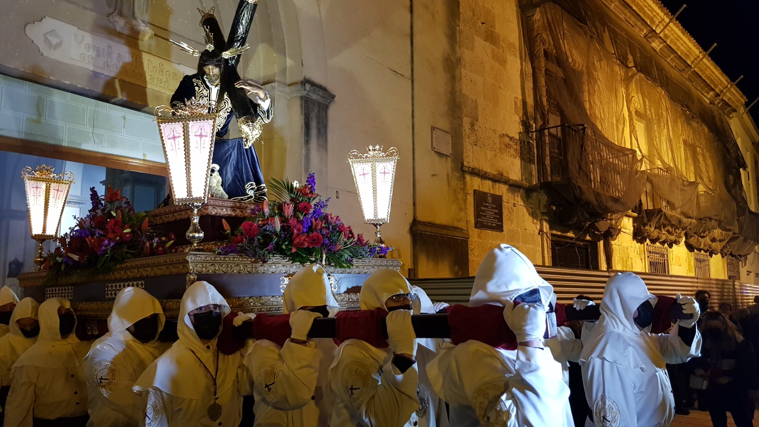 El Santísimo Cristo de la Caída y María Santísima de la Amargura procesionan por Villena