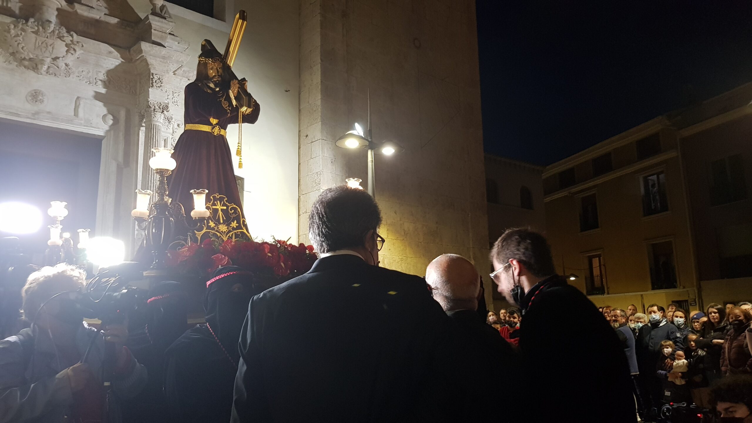 Nuestro Padre Jesús procesiona por las calles del Rabal