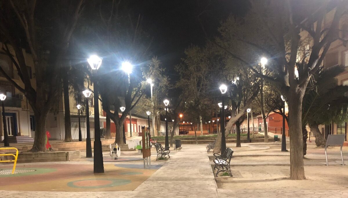 La nueva iluminación de la Plaza de Martínez Olivencia reduce un 70% el consumo eléctrico