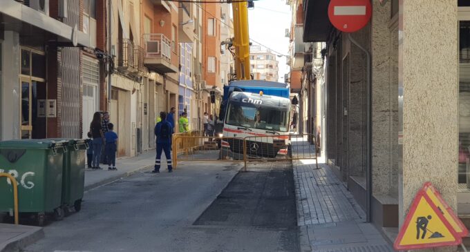 Roban varias piezas de asfaltadora de la calle Menéndez Pelayo y se aplazan los trabajos