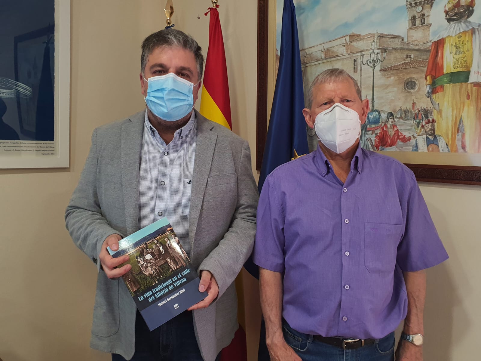 El alcalde recibe un ejemplar del libro ‘La vida tradicional en el Valle del Alhorín de Villena’ de Manuel Hernández