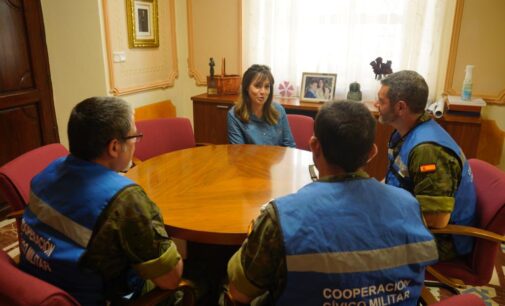 Personal del Ejército se reúne con la alcaldesa de Biar