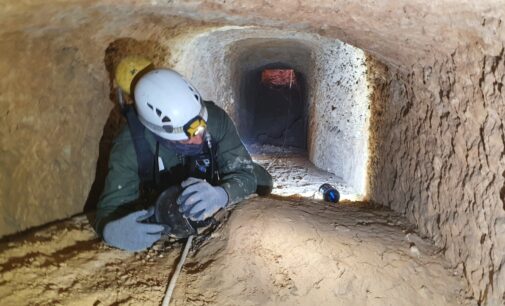Expertos de minas inspeccionan la galería subterránea hallada en la calle Menéndez Pelayo