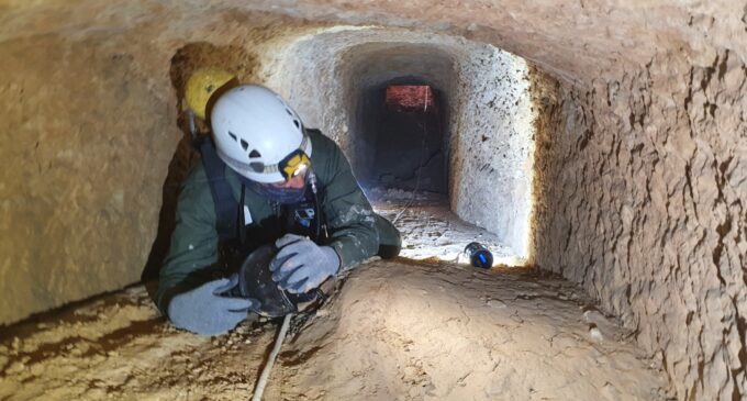 Expertos de minas inspeccionan la galería subterránea hallada en la calle Menéndez Pelayo