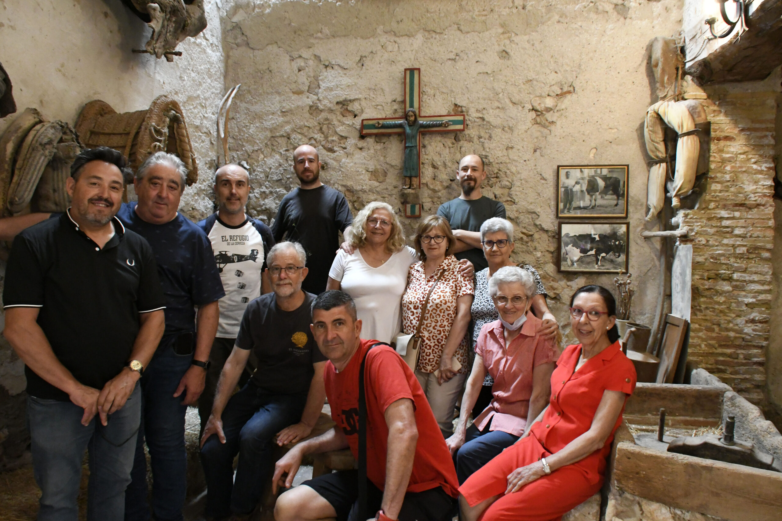 Leo Serrano dona a la ermita de San José un crucifijo de Pedro Marco y Pedro Herrero