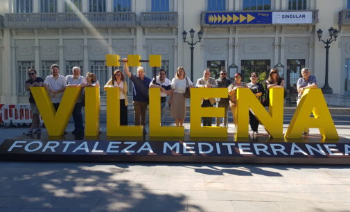 Villena estrena una escultura de letras grandes dimensiones como reclamo turístico