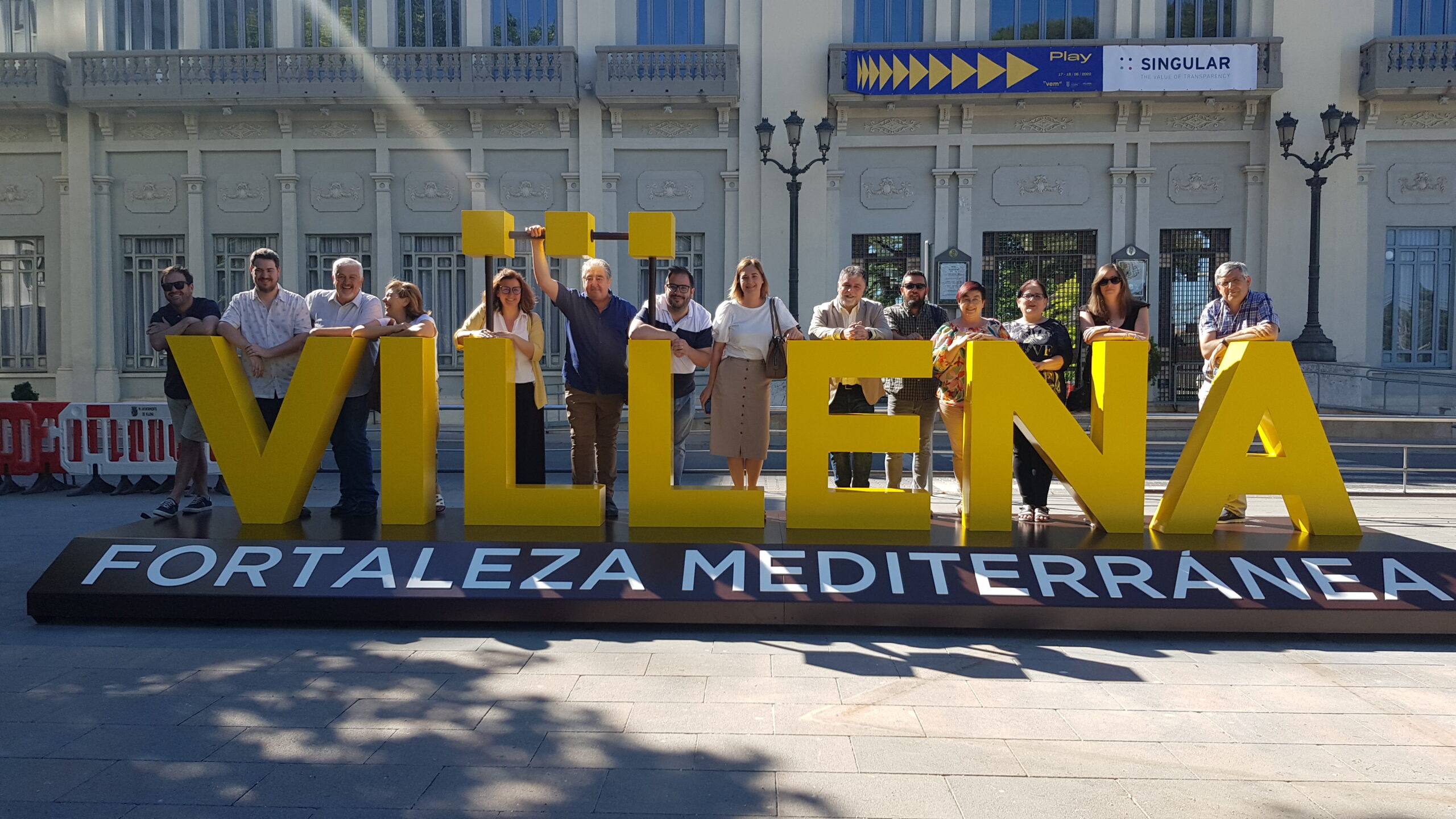 Villena estrena una escultura de letras grandes dimensiones como reclamo turístico