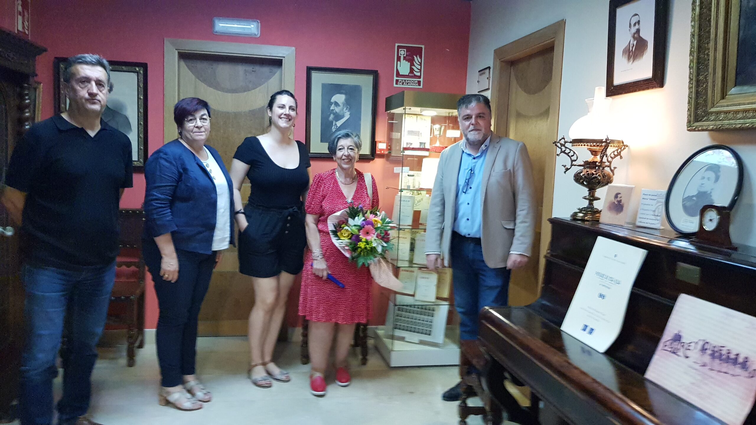 Villena muestra en el teatro objetos del maestro Chapí donados por su biznieta