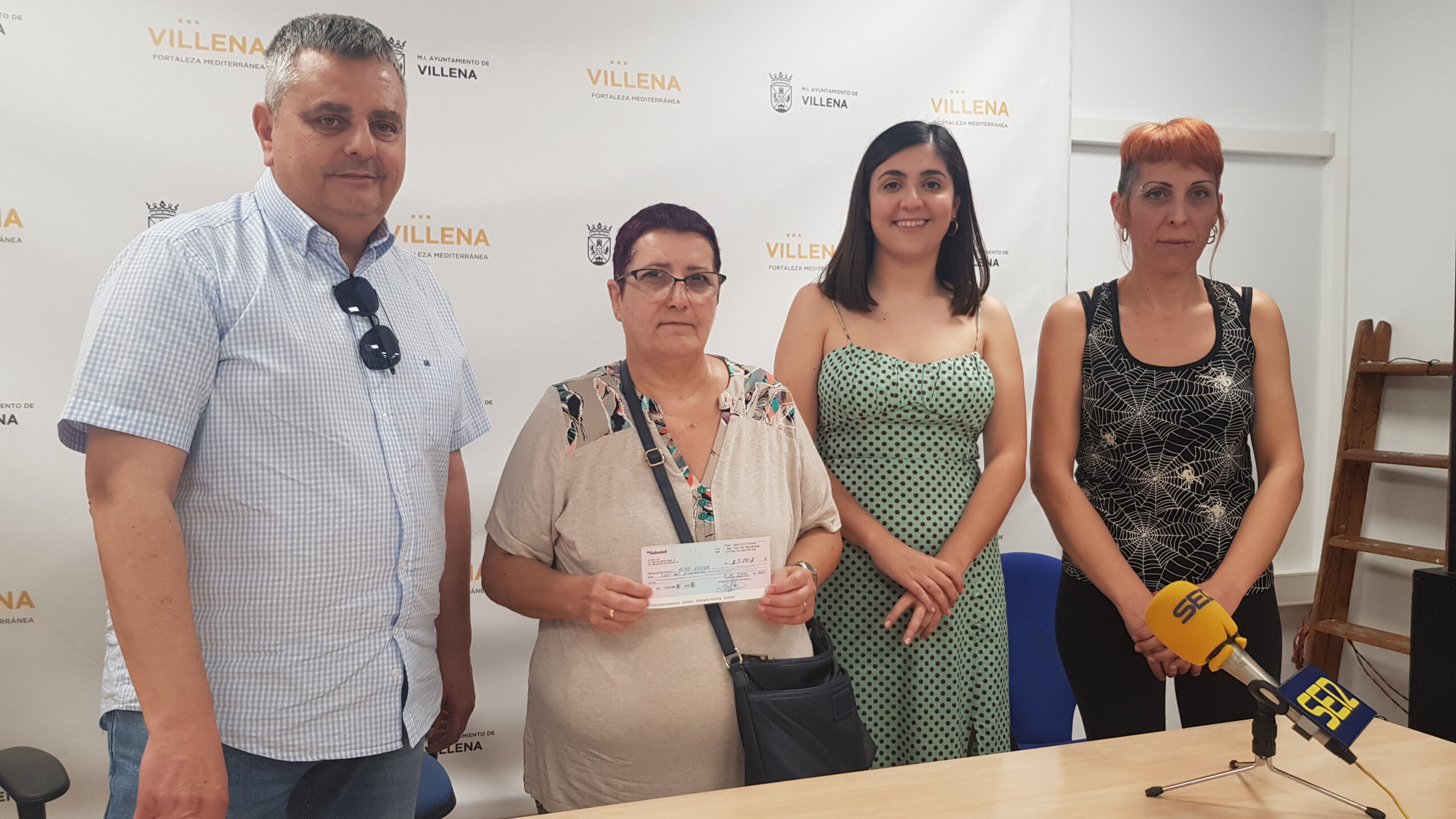Villena Cuéntame entrega a AFAD 3.800 € de la acción solidaria anual