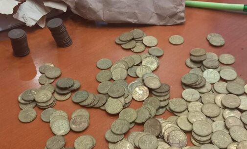 Hallan en una antigua caja fuerte del Ayuntamiento de Villena más de 300 monedas de la República