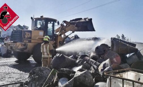 Los bomberos emplean dos horas en sofocar un incendio en la planta de residuos del Rubial