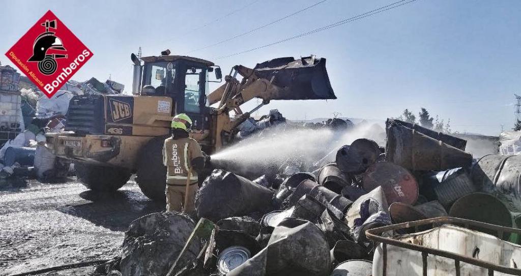 Los bomberos emplean dos horas en sofocar un incendio en la planta de residuos del Rubial