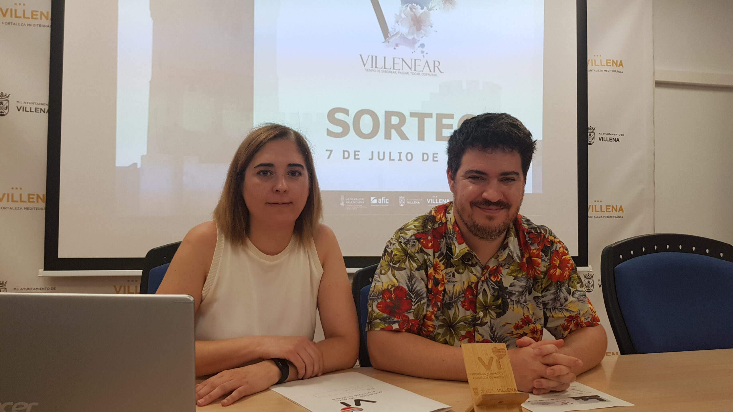 Simón Martínez gana la paga extra de 2.000 € de la campaña Villenear de Comercios Vi