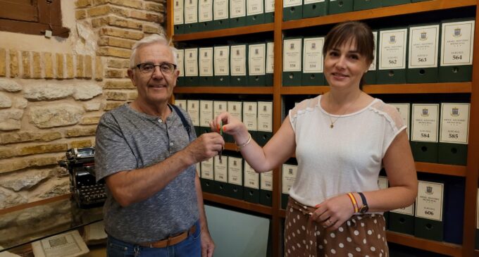 La alcaldesa entrega las llaves del archivo a José Maestre