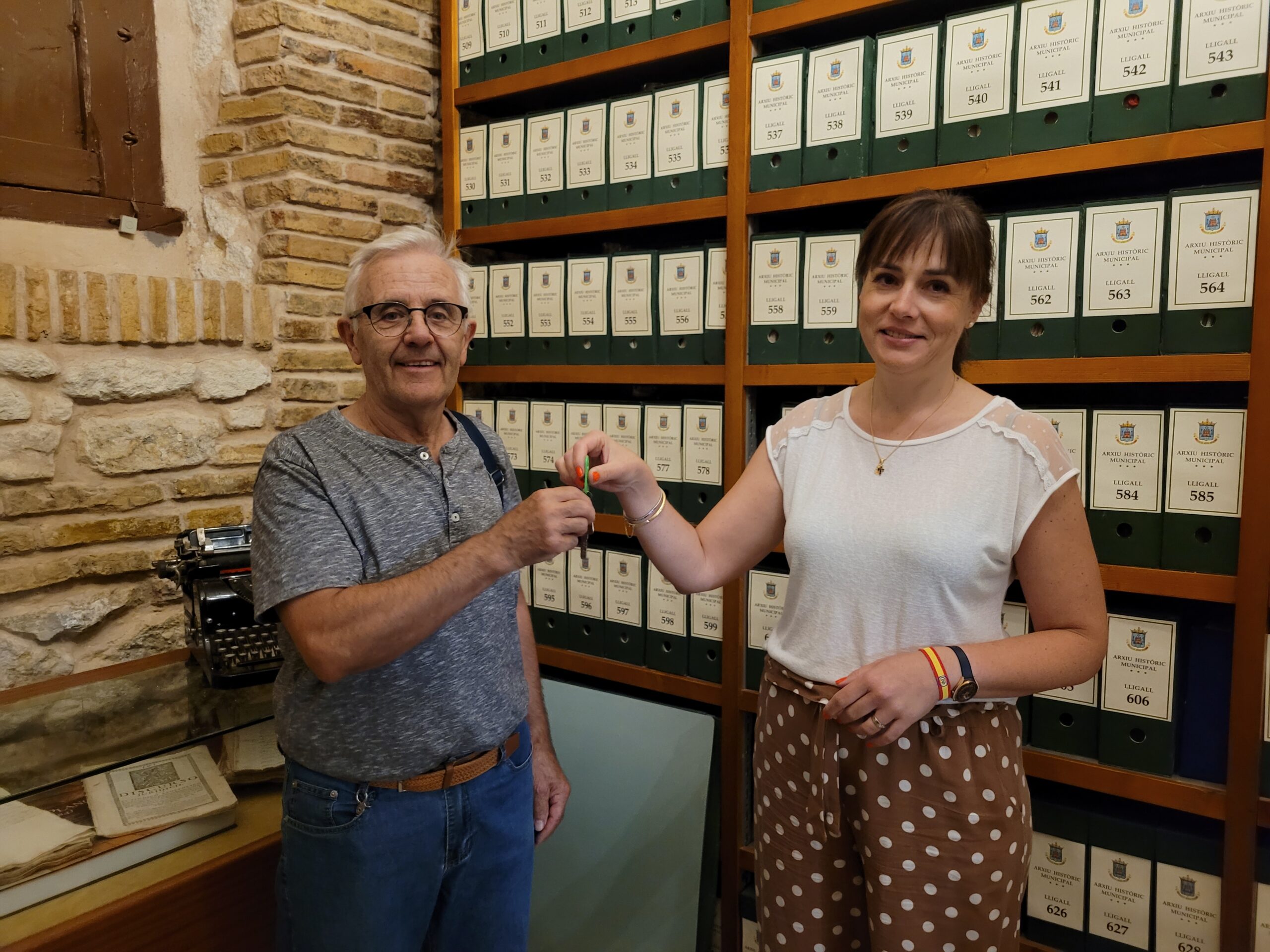La alcaldesa entrega las llaves del archivo a José Maestre