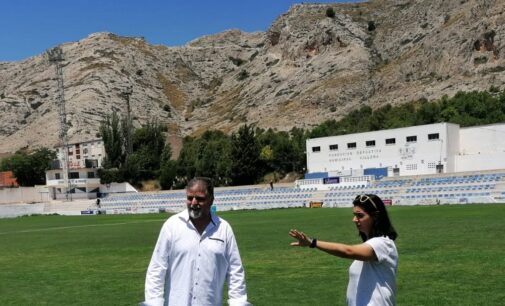 El Ayuntamiento instala 800 asientos en las nuevas gradas del campo de fútbol La Solana