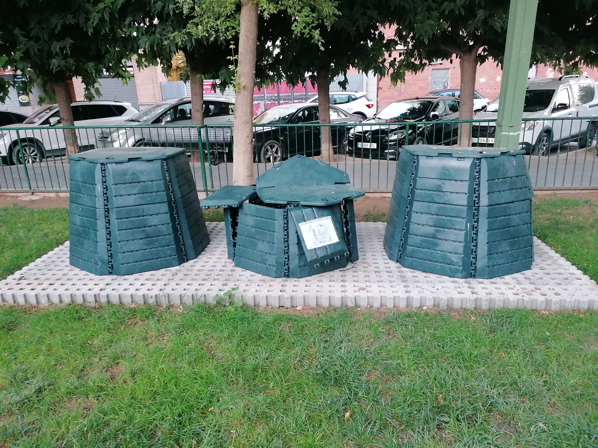 Vuelven a destrozar una de las compostadoras de la plaza El Rollo