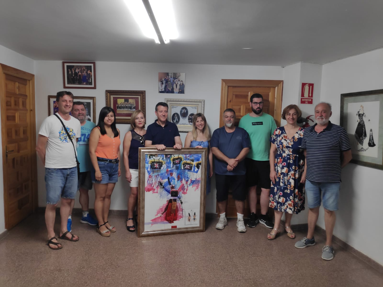 Francisco Merino dona el cuadro del Premio El Tito 2022 a los Cristianos