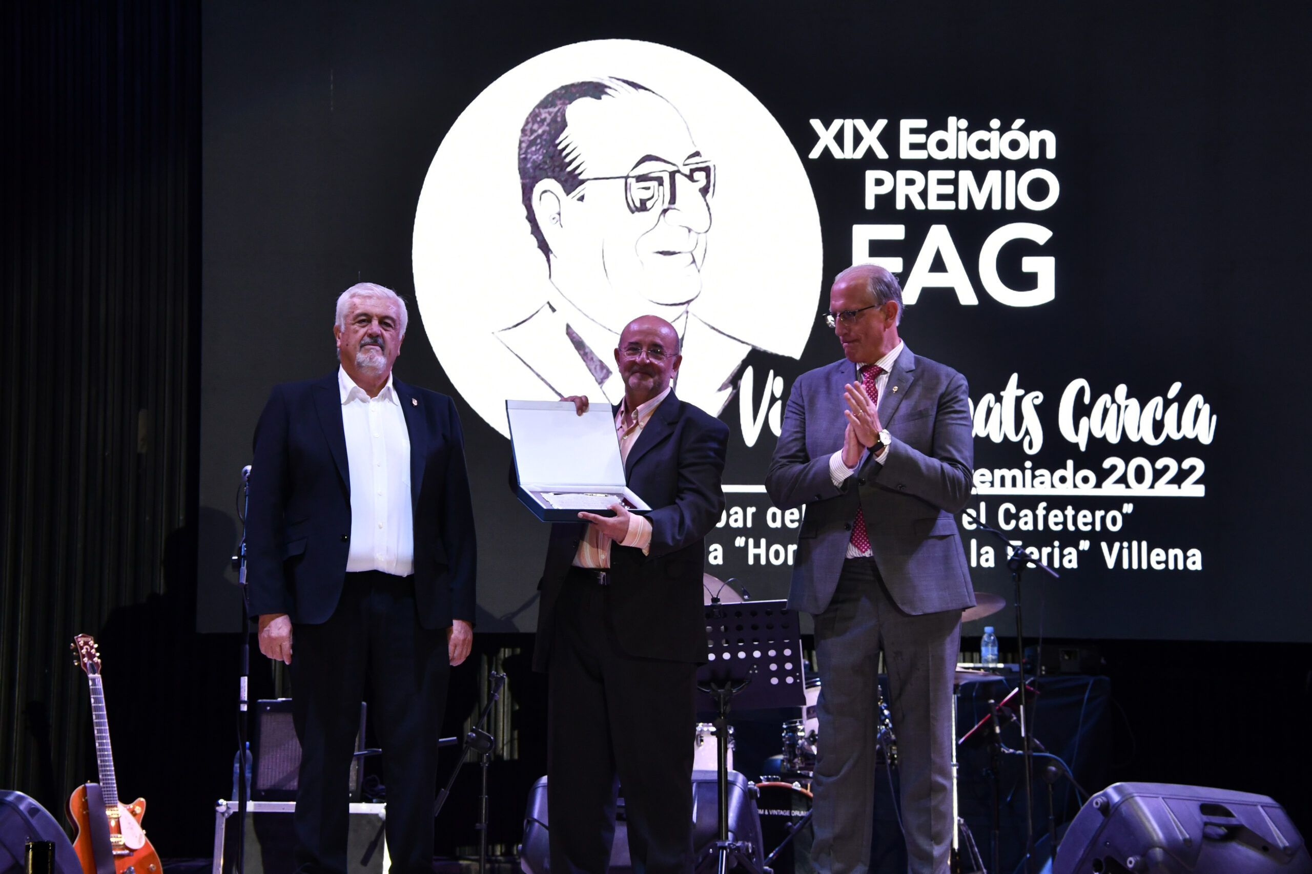 La comparsa de Estudiantes entrega a Vicente Prats García el premio Faustino Alonso Gotor