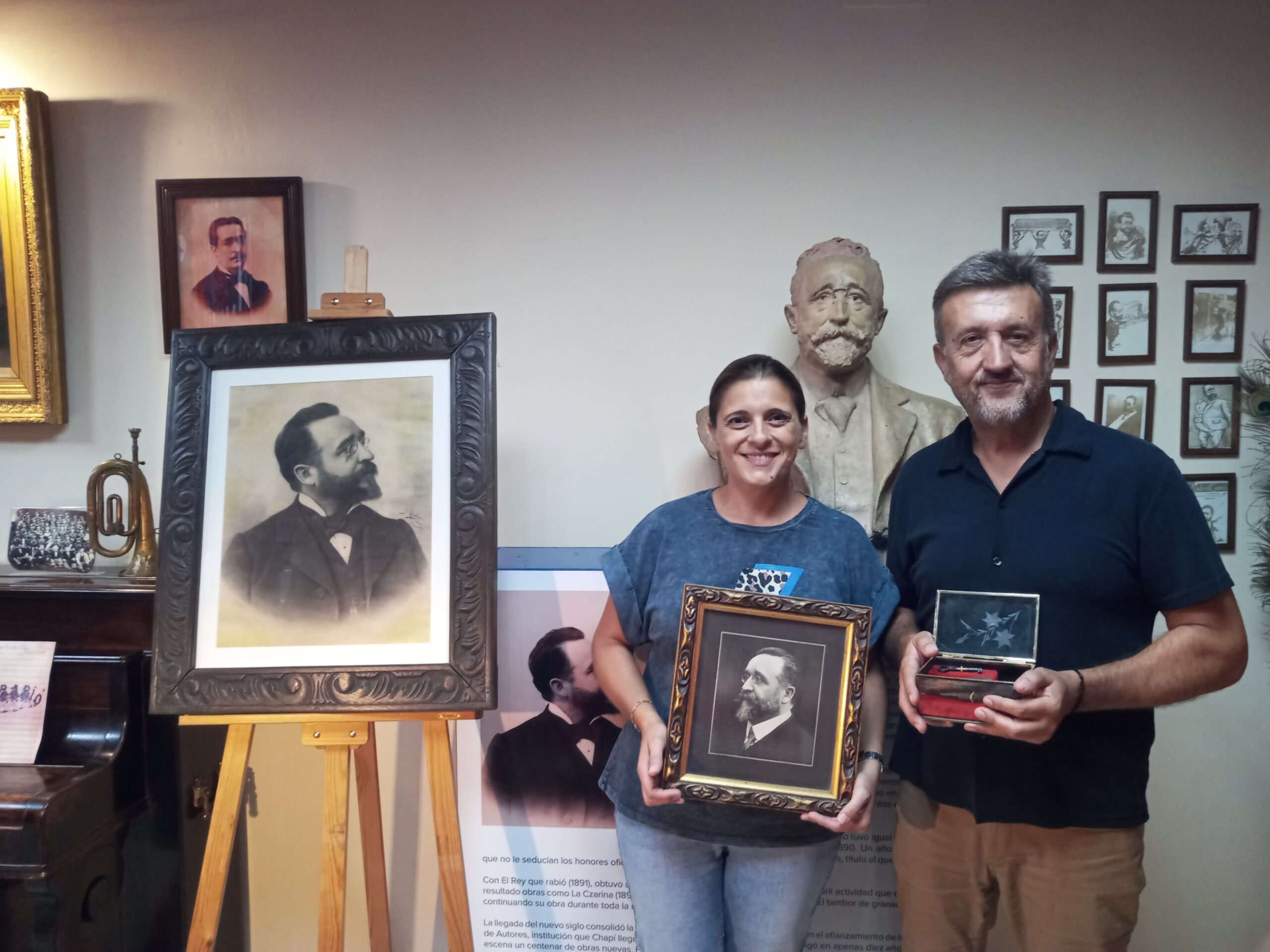 La familia de Joaquín Navarro dona al Teatro Chapí varios objetos