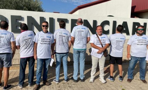 CSIF y ACAIP-UGT protestan en la cárcel de Villena por el incumplimiento de las mejoras para los trabajadores de prisiones