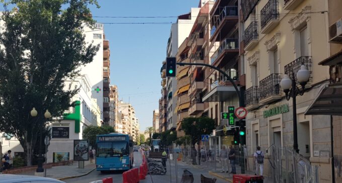 La línea A del autobús urbano modifica su recorrido por las obras de la Avenida de la Constitución