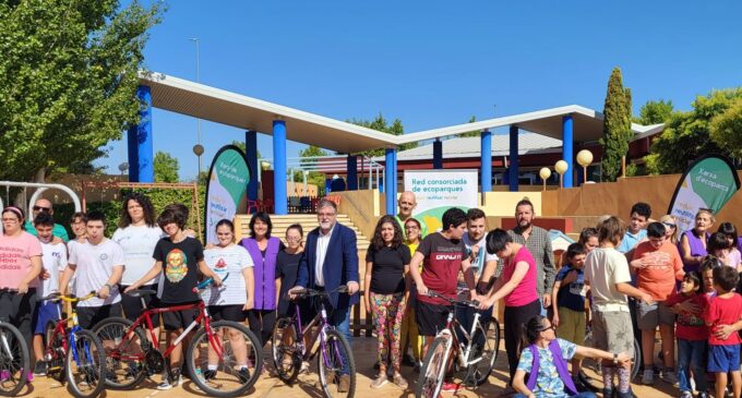 El consorcio de residuos CREA dona a APADIS 6 bicicletas reparadas en sus talleres educativos