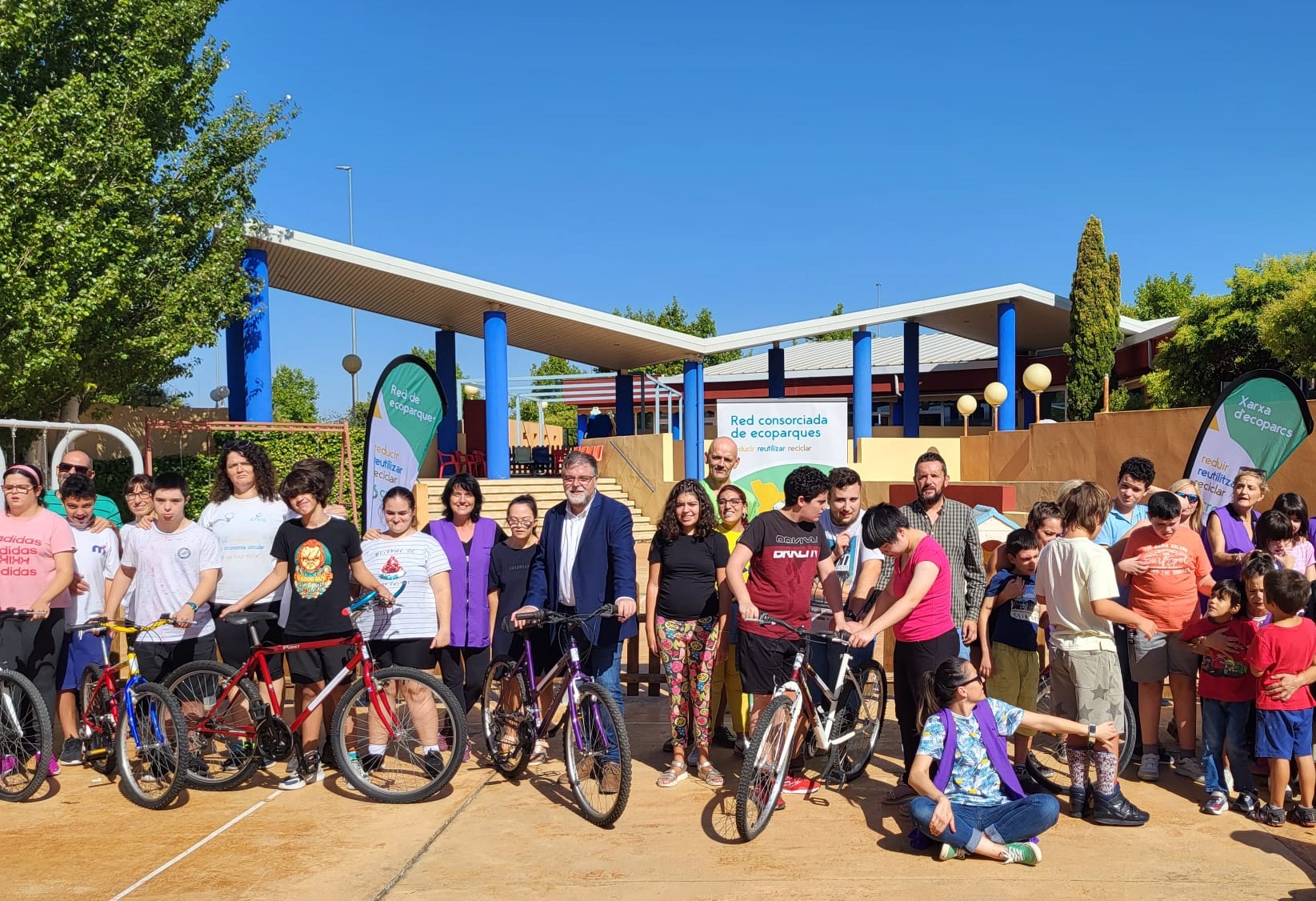 El consorcio de residuos CREA dona a APADIS 6 bicicletas reparadas en sus talleres educativos