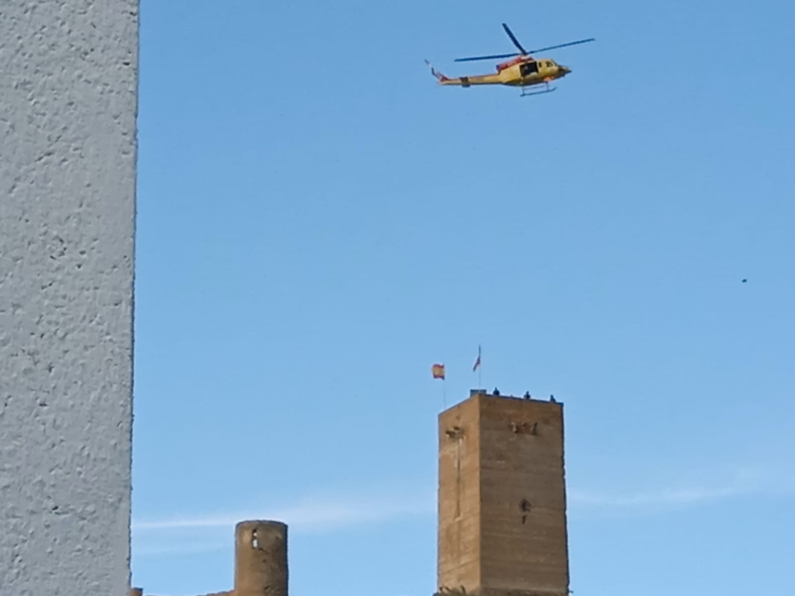 Rescatan en helicóptero desde el castillo de Biar a un varón con problema cardíacos