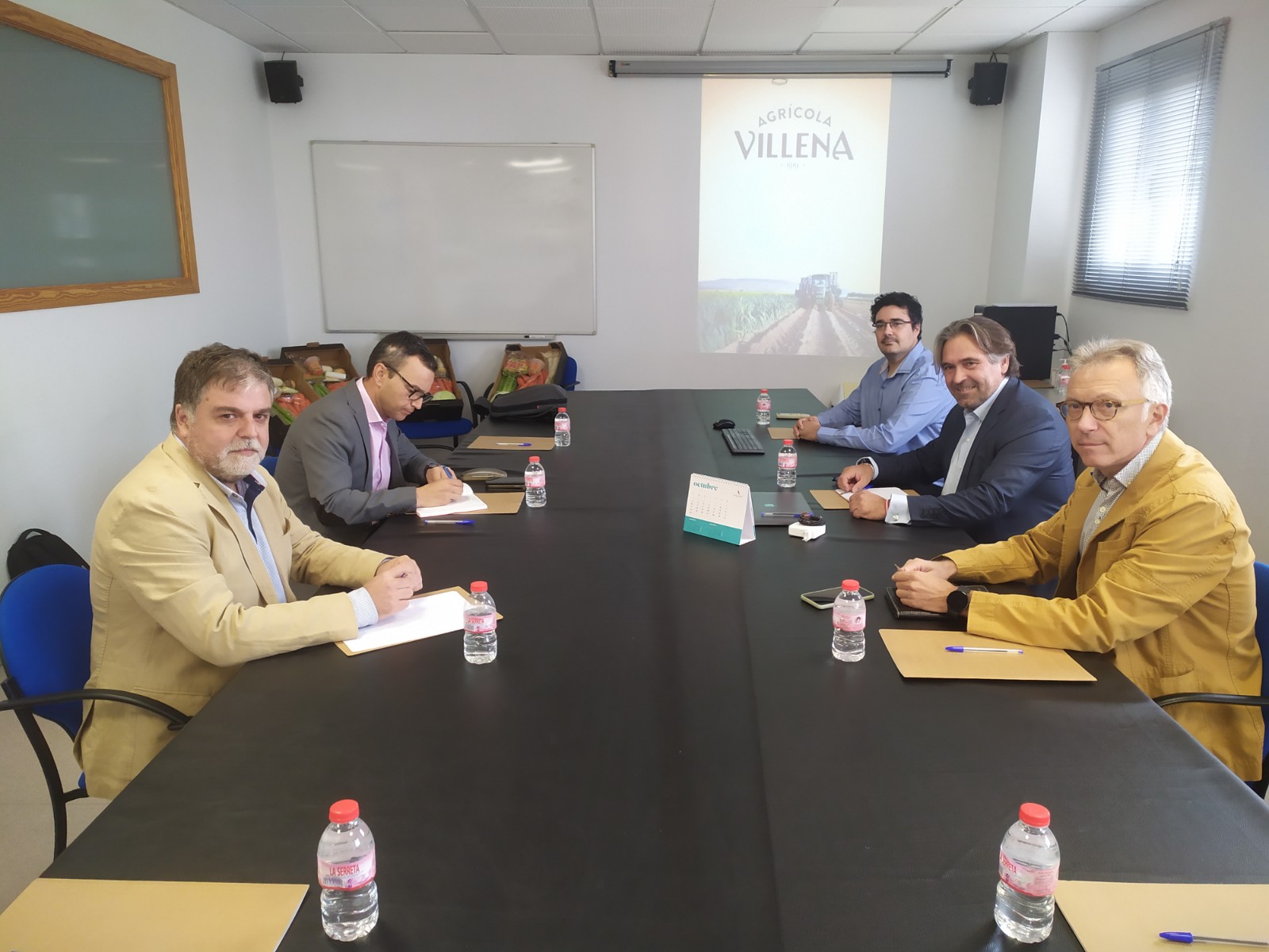 Los responsables de Agrícola Villena y el secretario autonómico de Agricultura buscan vías de cooperación para fortalecer la viabilidad de la empresa
