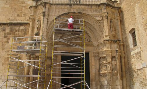 Las obras de restauración de la iglesia de Biar avanzan con la limpieza de la portada