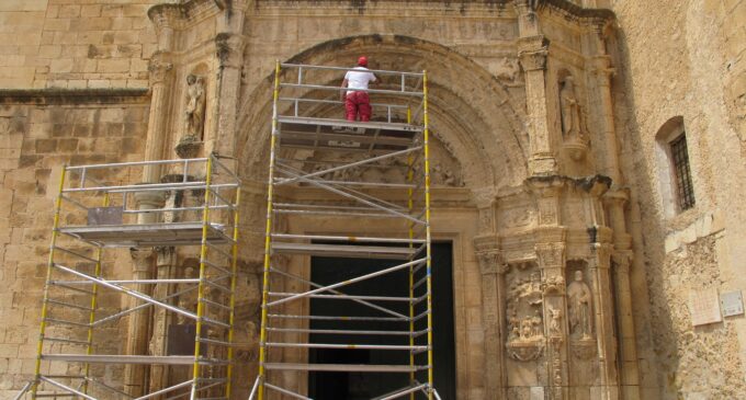 Las obras de restauración de la iglesia de Biar avanzan con la limpieza de la portada