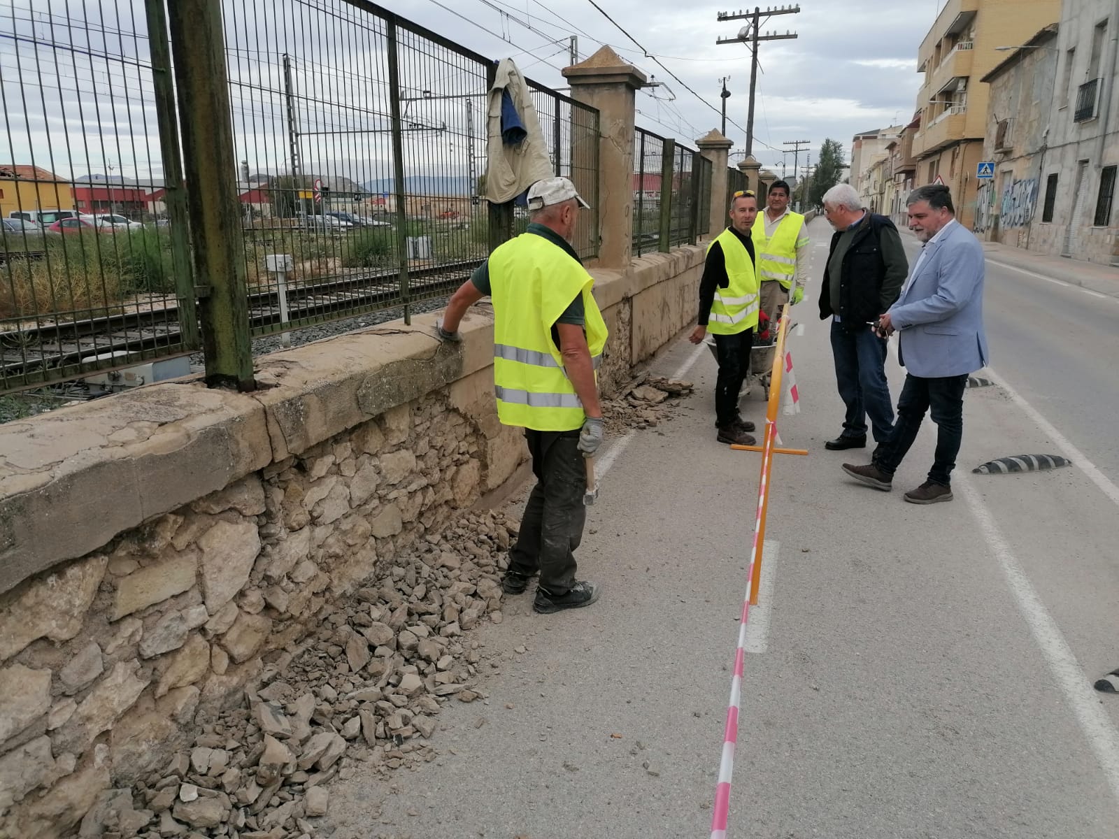 ADIF inicia las obras de mejora del muro de protección de las vías en la calle Pintor Juan Gris