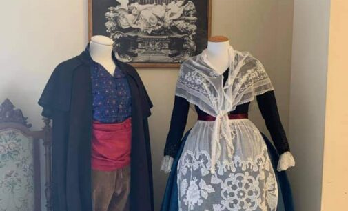 Una pieza del traje típico de Biar comparte sala con obra de Dior o Gaultier