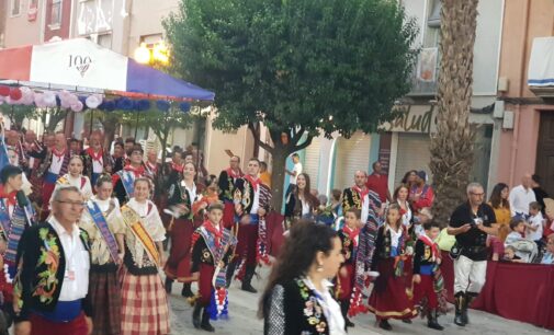 La Comparsa de Andaluces abre el año de su Centenario estrenando banderas y  reconociendo a sus socios y a sus socias más antiguos