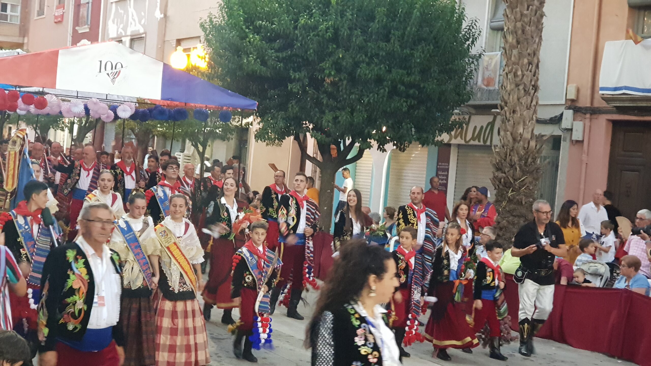 La Comparsa de Andaluces abre el año de su Centenario estrenando banderas y  reconociendo a sus socios y a sus socias más antiguos