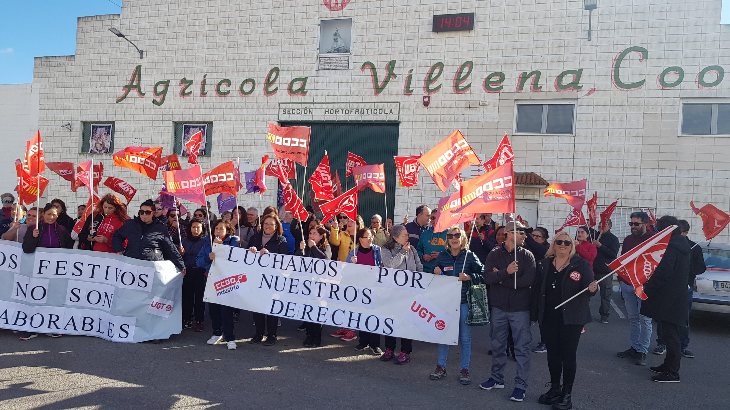 Trabajadores de Agrícola Villena se concentran contra la imposición de establecer los festivos como laborables