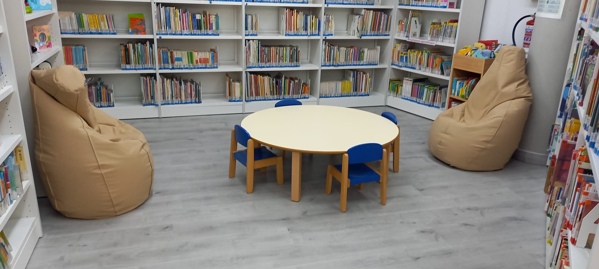 La Biblioteca Miguel Hernández reabre tras la mejora del espacio infantil y la incorporación de seis ordenadores