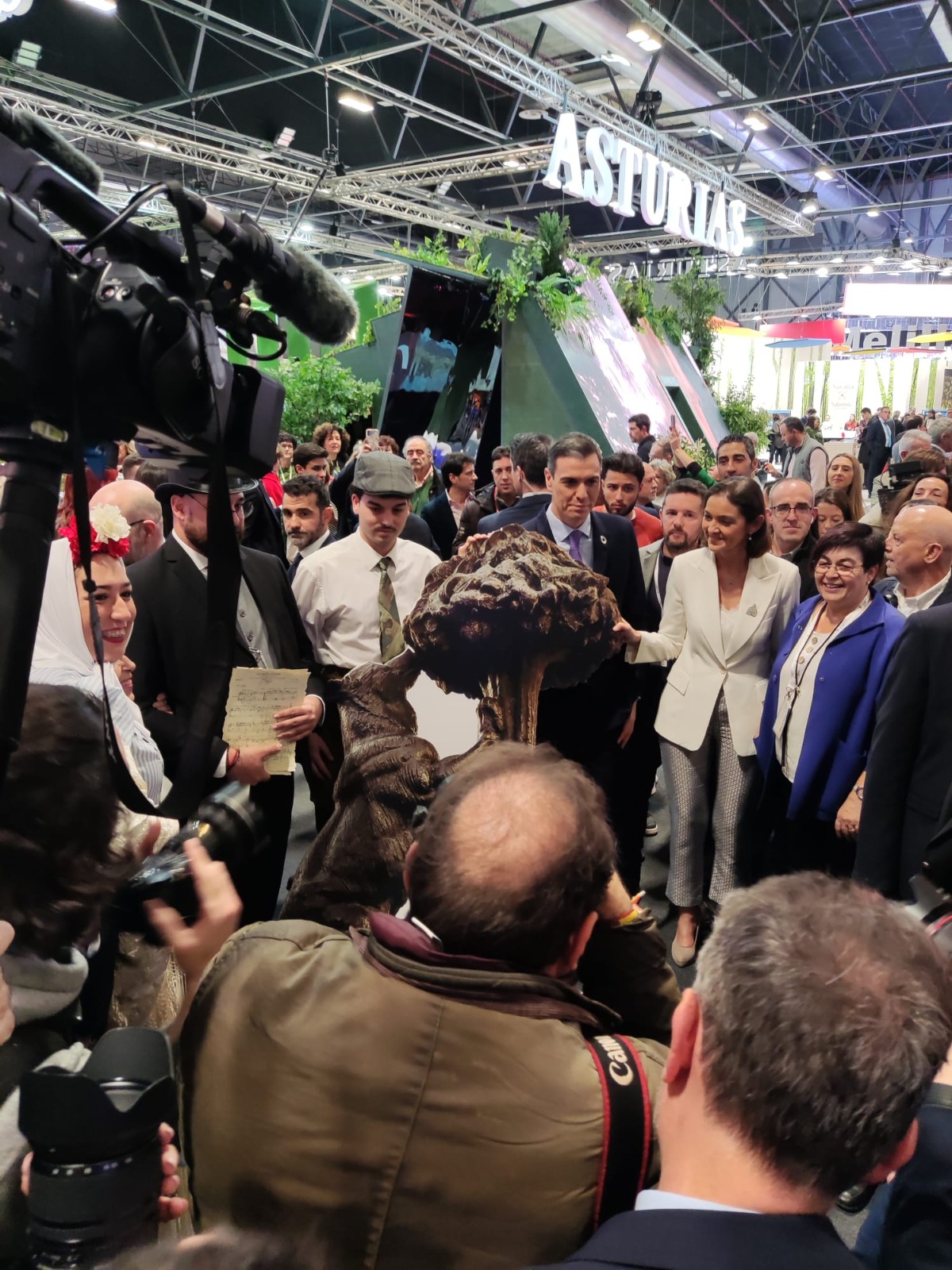 Pedro Sánchez, la ministra de Turismo, el alcalde de Madrid y la presidenta de Madrid, junto a los figurantes de Chapí, Navarro Santafé y la recreación del ‘Oso y el Madroño’ de la campaña turística de Villena