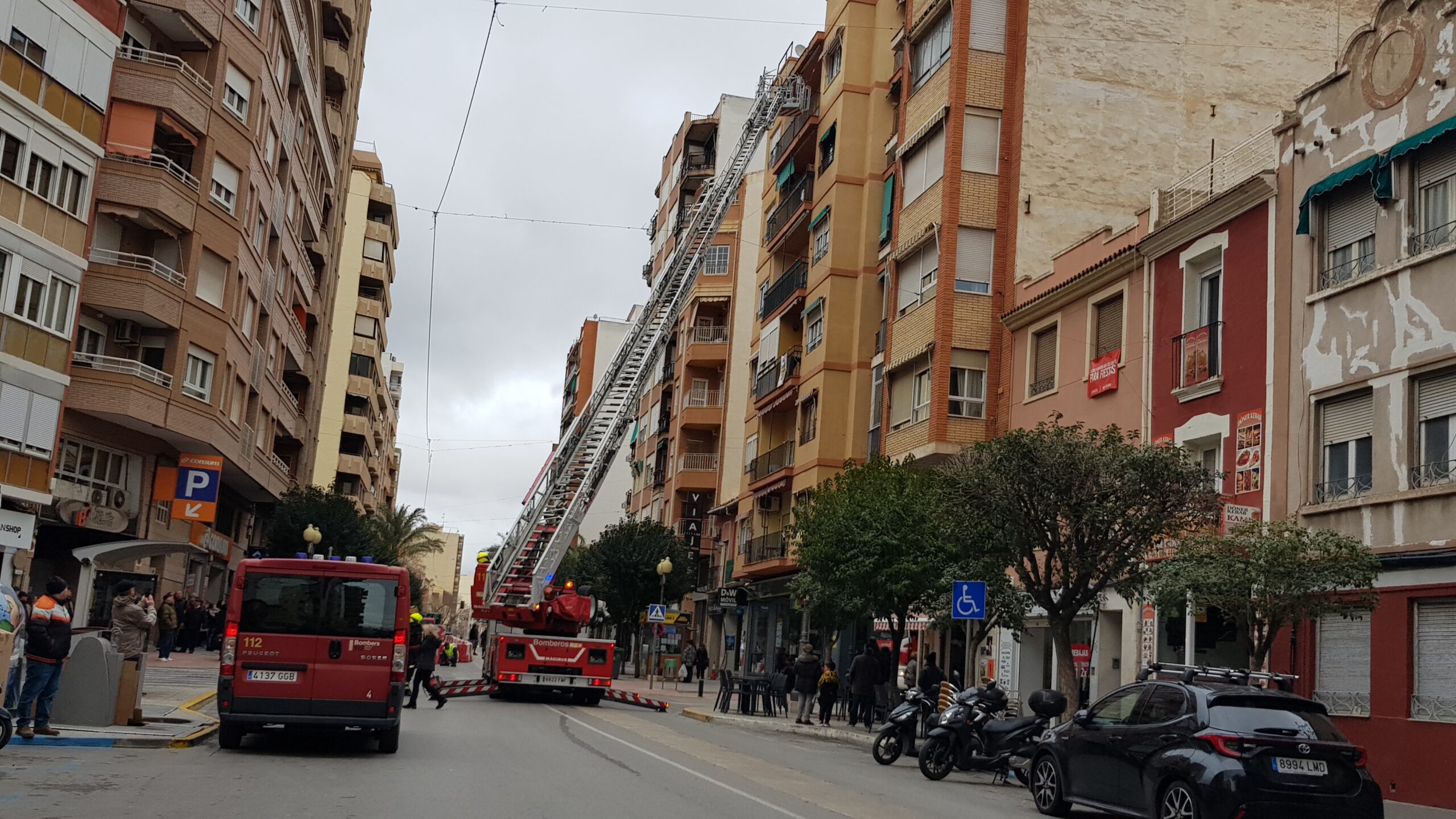 Cortan al tráfico la Avenida Constitución  a la altura de José María Soler- Cervantes