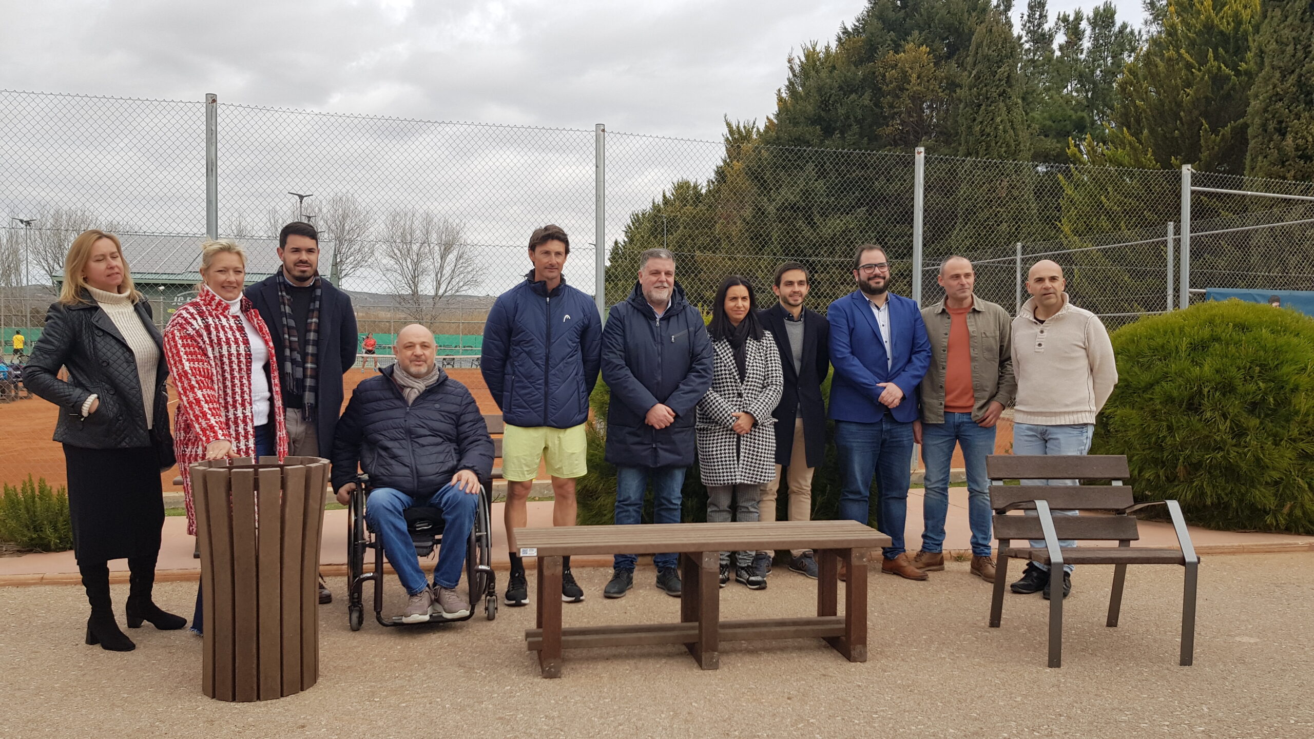 Integrados instala 30 bancos de madera plástica en JC Ferrero- Equelite Sport Academy