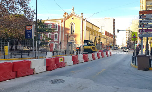 La empresa de las obras de la Avenida Constitución propone quitar los adoquines, cambiar el mobiliario urbano y restaurar de la fuente de María Auxiliadora