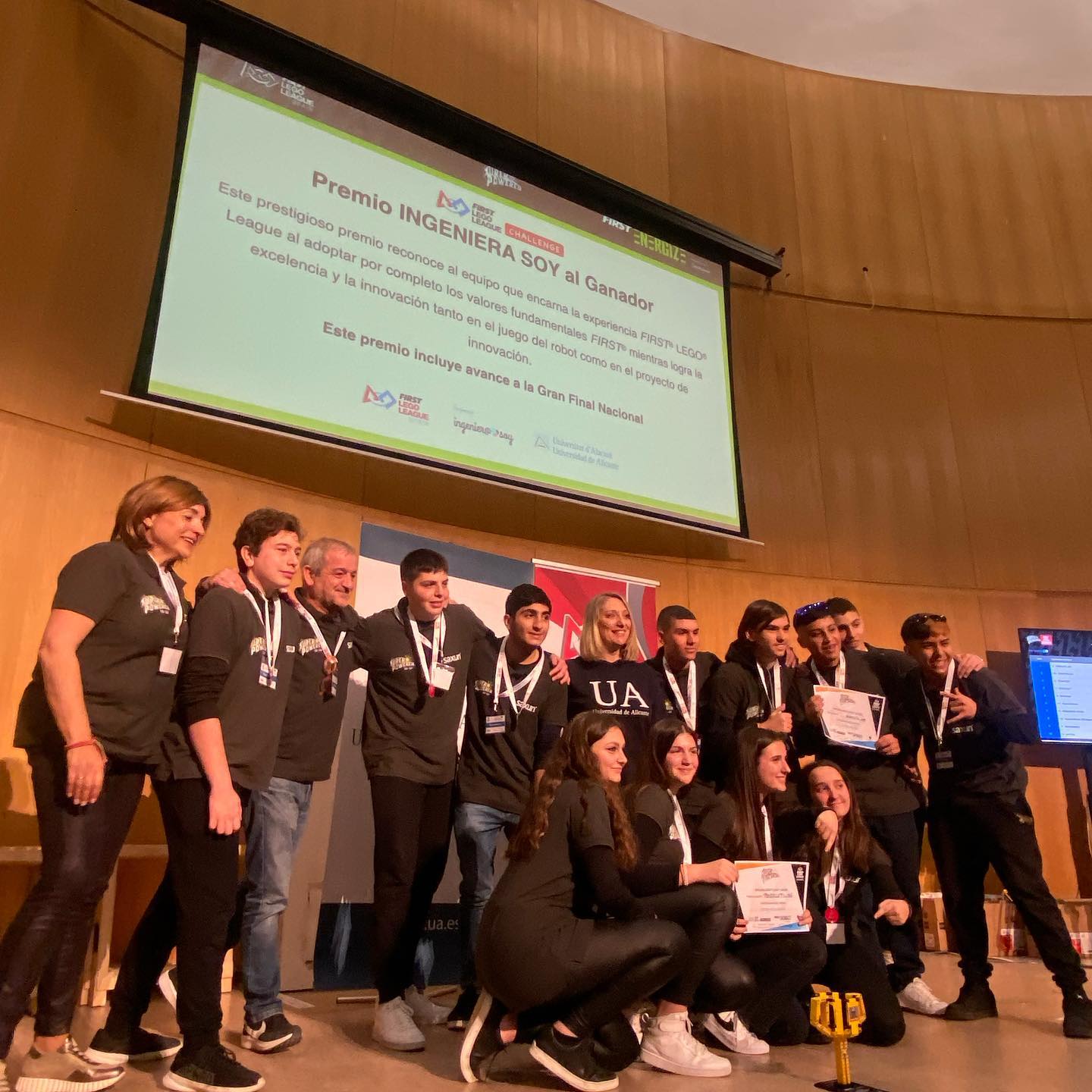 El equipo Roboluti On del IES Hermanos Amorós gana el Premio Ingeniería  de la First Lego League Alicante