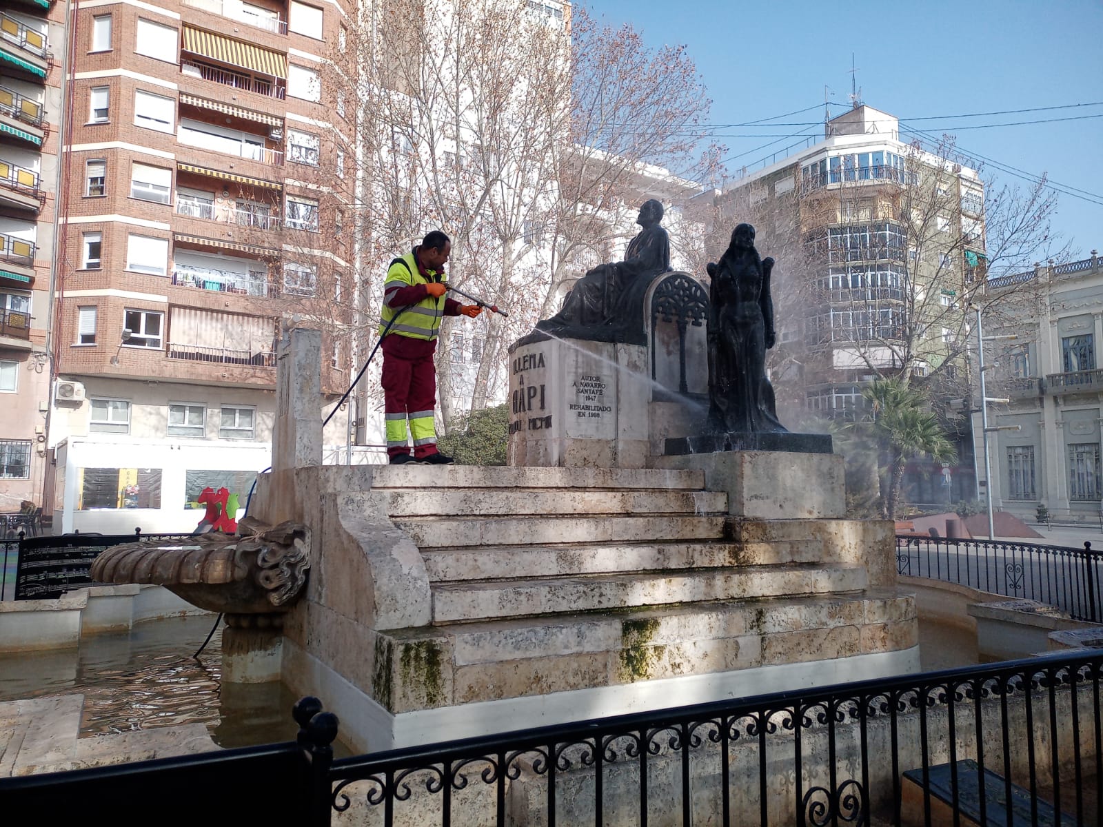El Ayuntamiento limpia 33 solares del Centro Histórico e intensifica la limpieza de monumentos y mobiliario urbano