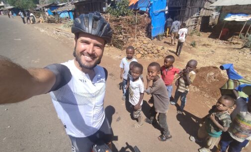 El villenero que está cruzando África en bicicleta llega a Kenia