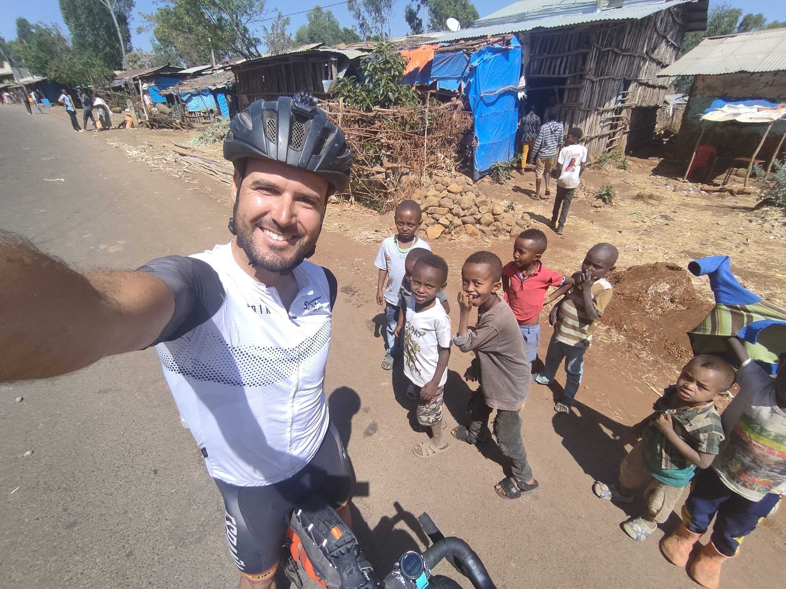 El villenero que está cruzando África en bicicleta llega a Kenia